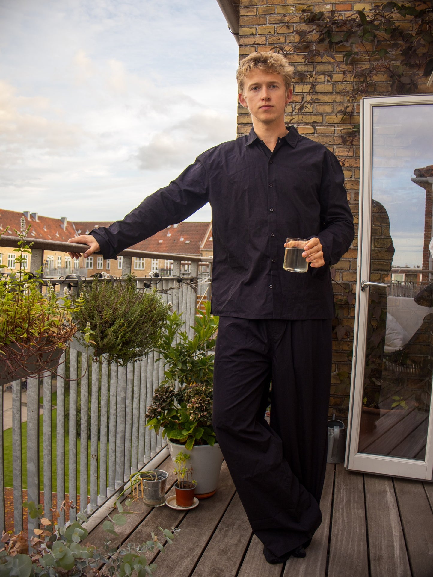 Peter is 188 cm tall and wears size L. | black