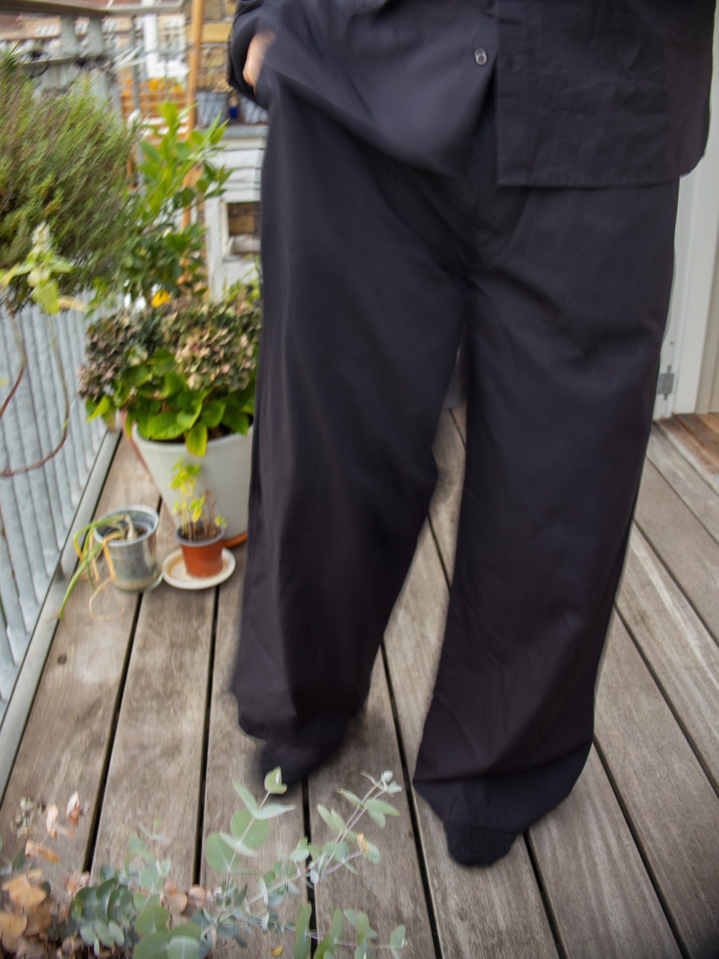 Peter is 188 cm tall and wears size L. | black