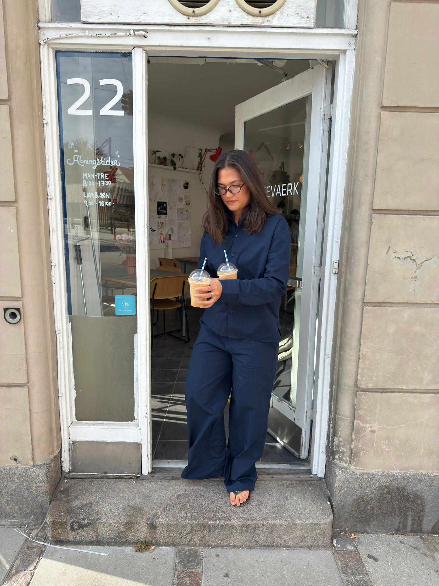 Katja is 170 cm tall and wears size M. | navy