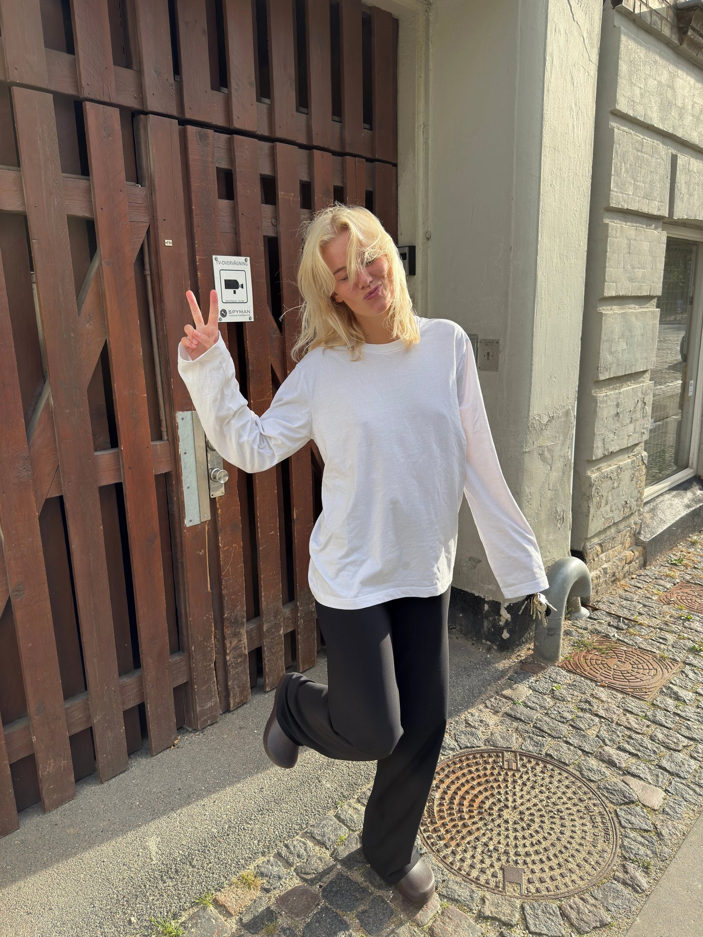 Sofie is 170 cm tall and wears size M. | white