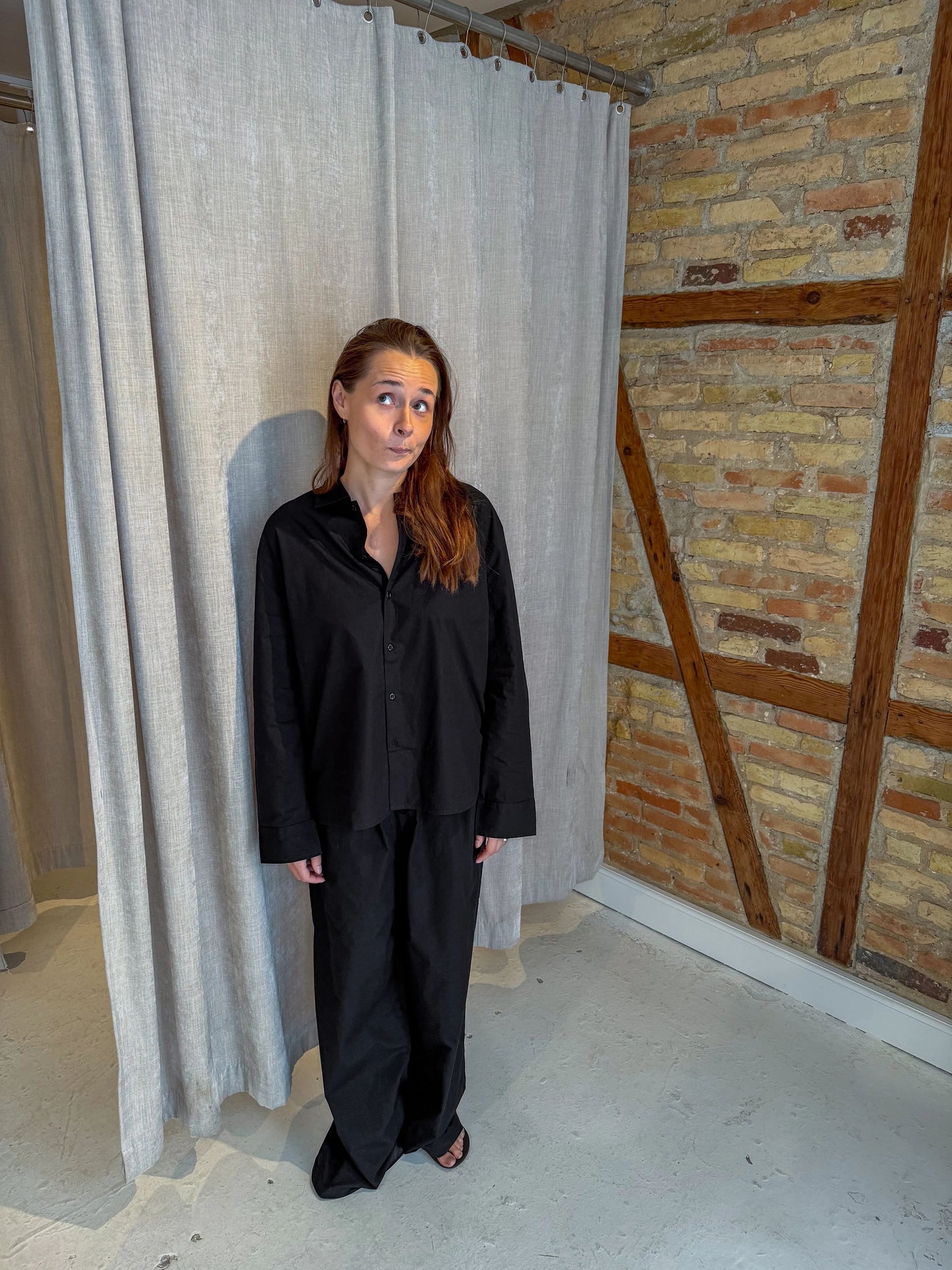 Celine is 168 cm tall and wears size M. | black