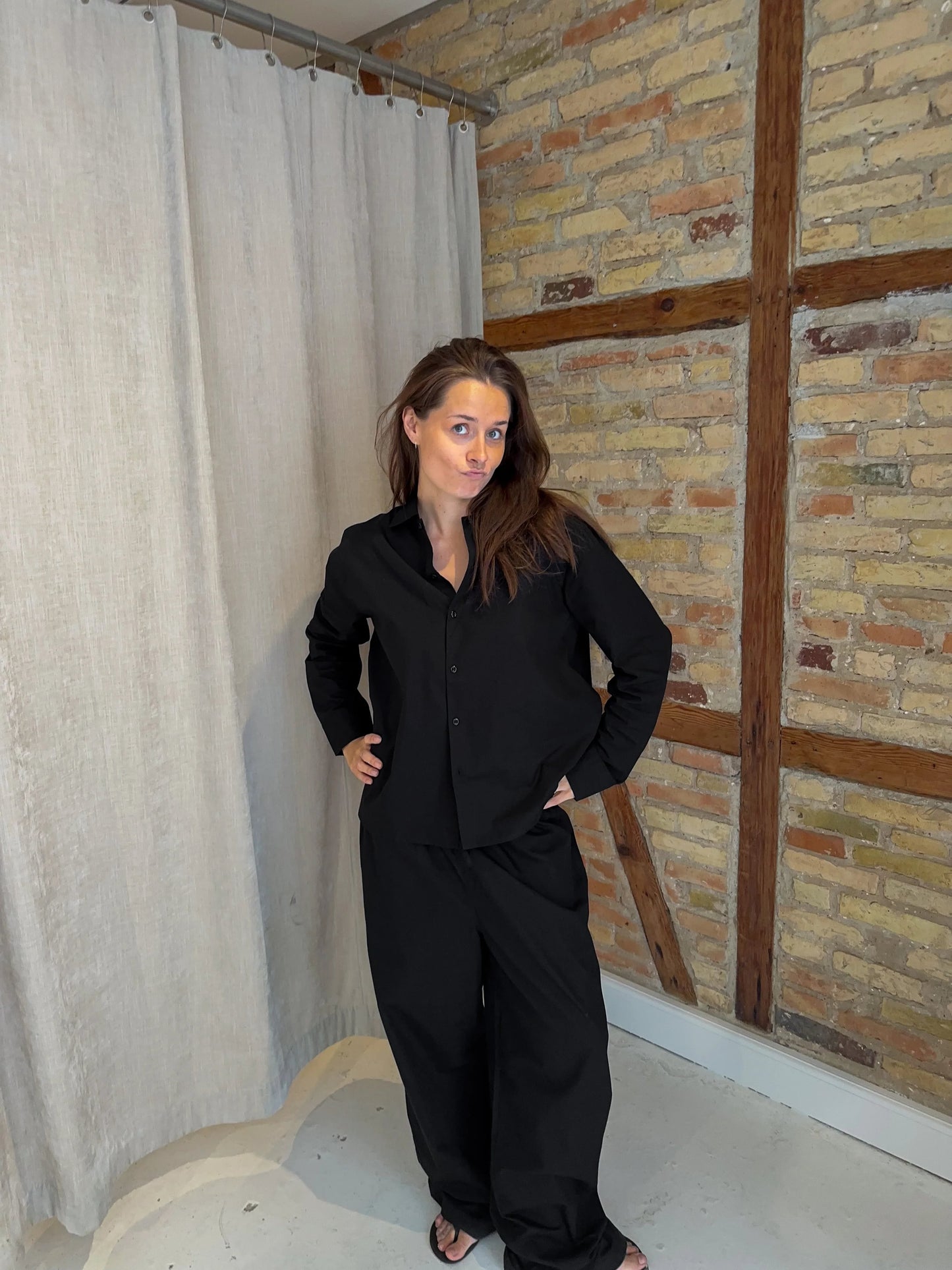Celine is 168 cm tall and wears size M. | black