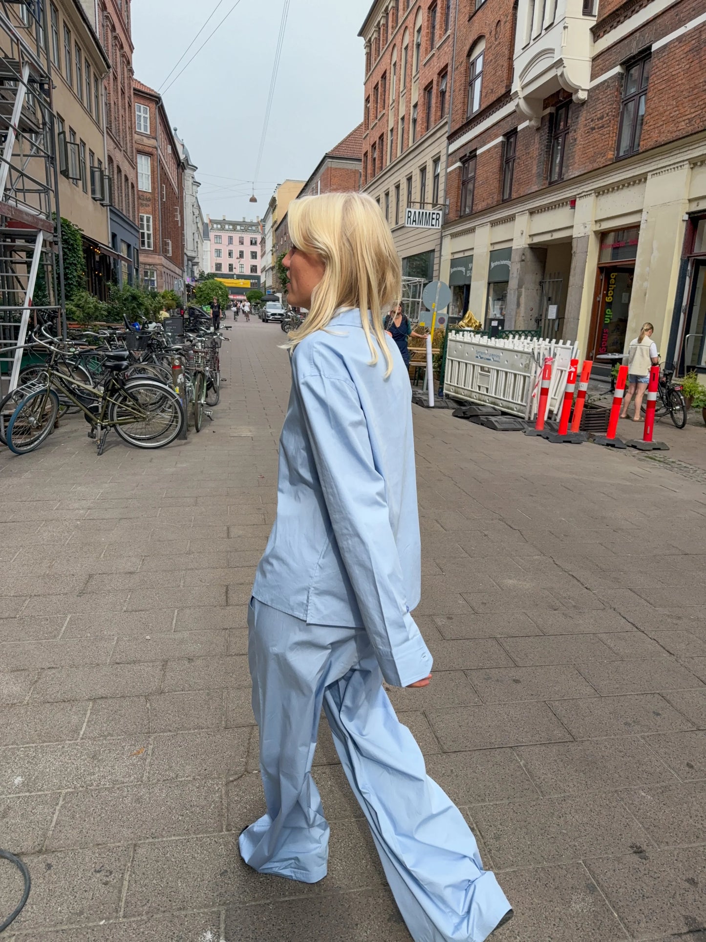 Sofie is 170 cm tall and wears size M. | light blue