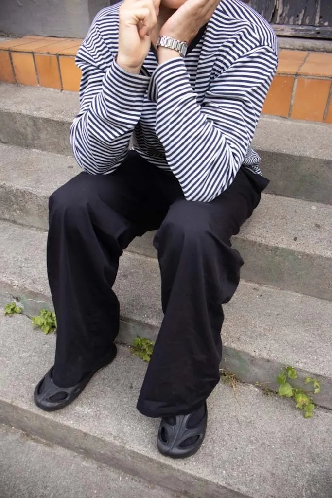Peter is 188 cm tall and wears size L. | black