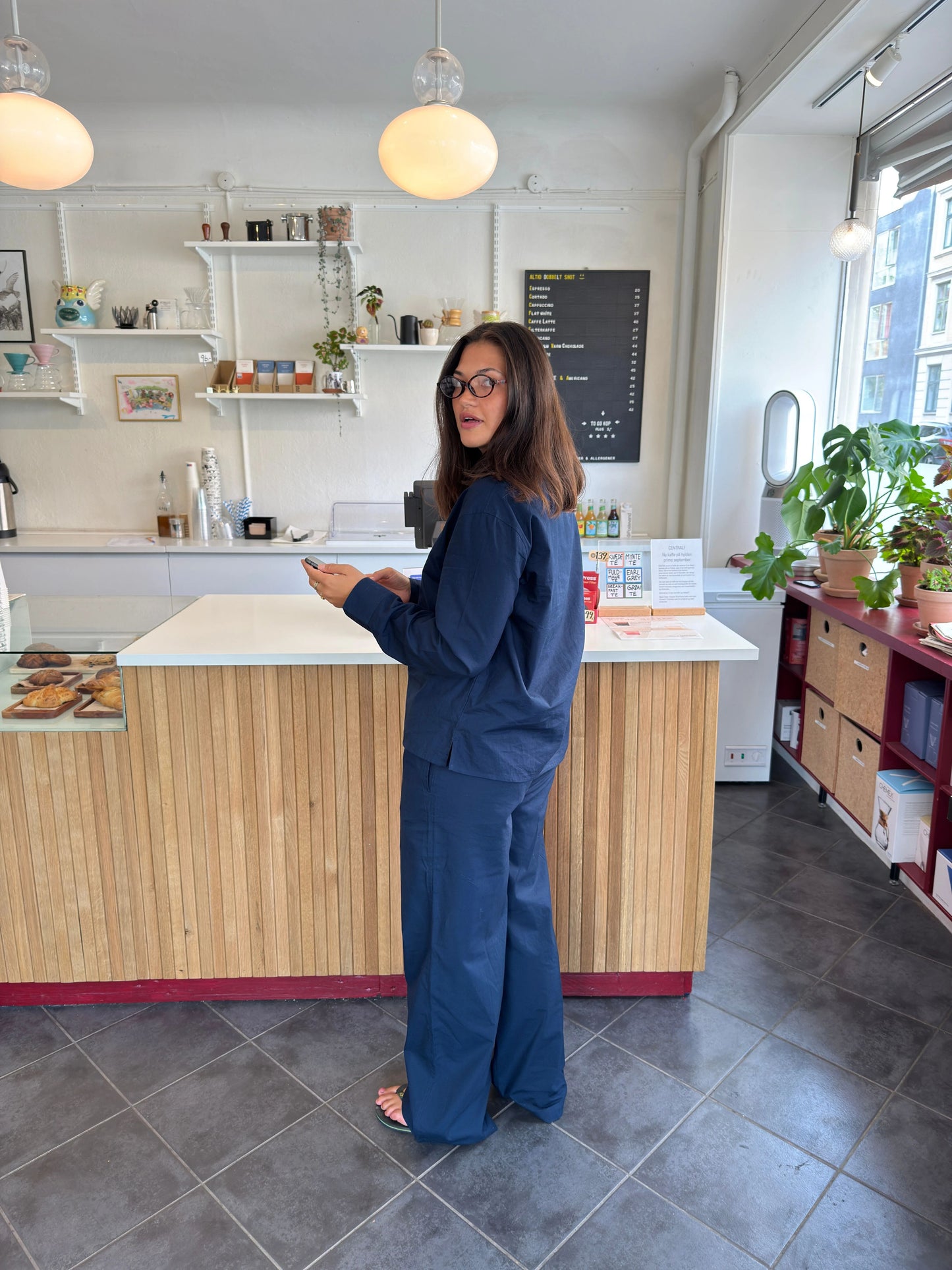 Katja is 170 cm tall and wears size M. | navy