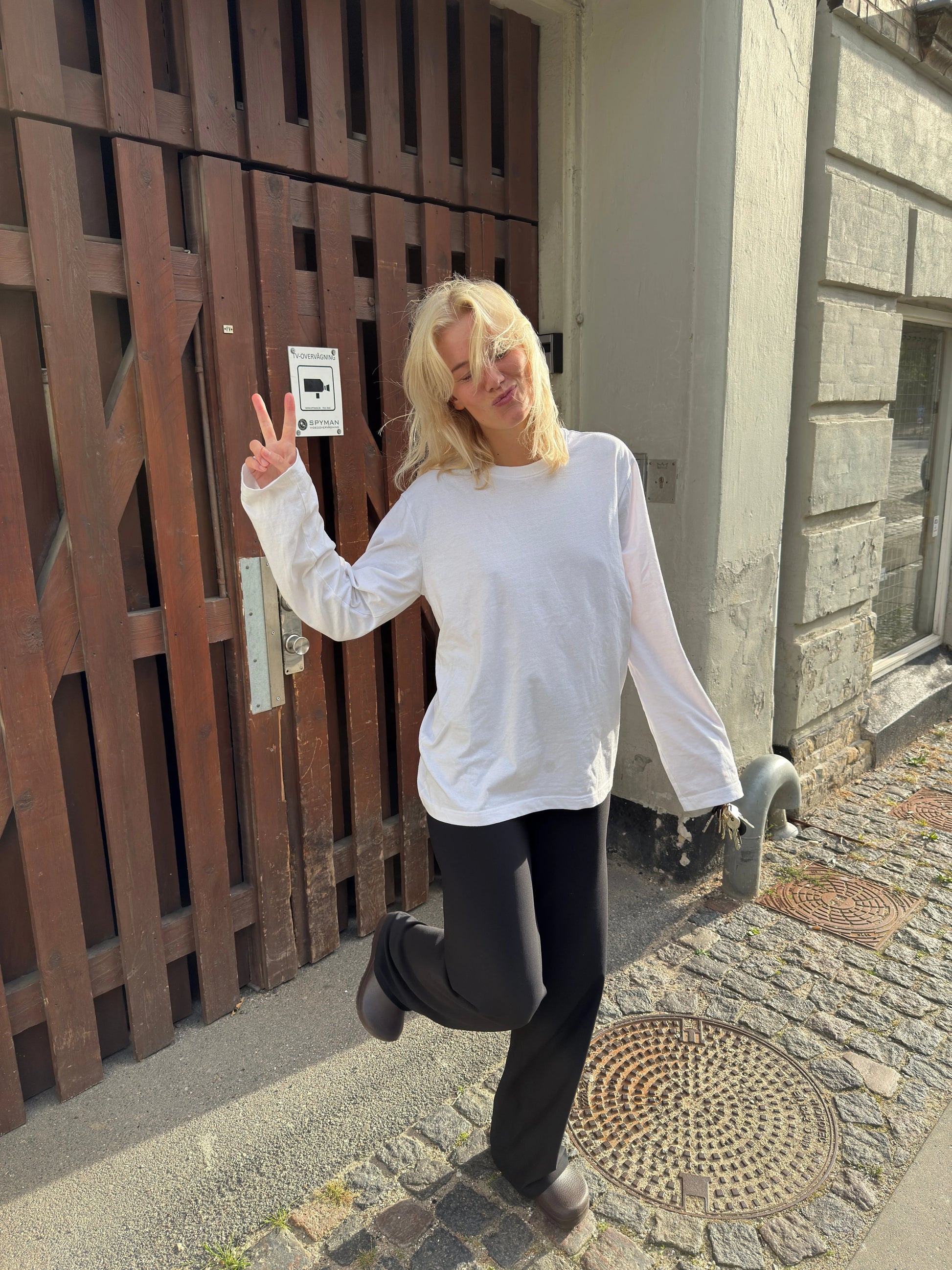 Sofie is 170 cm tall and wears size M. | white