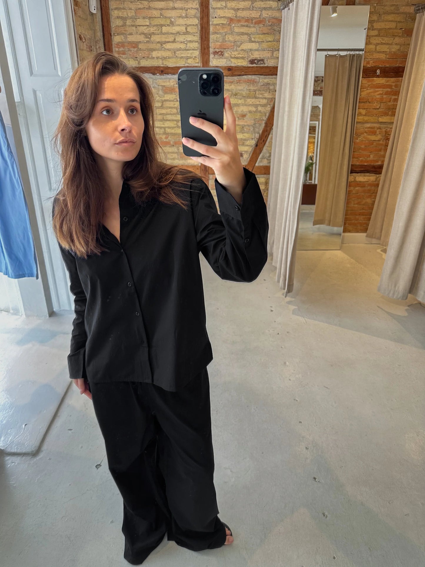 Celine is 168 cm tall and wears size M. | black