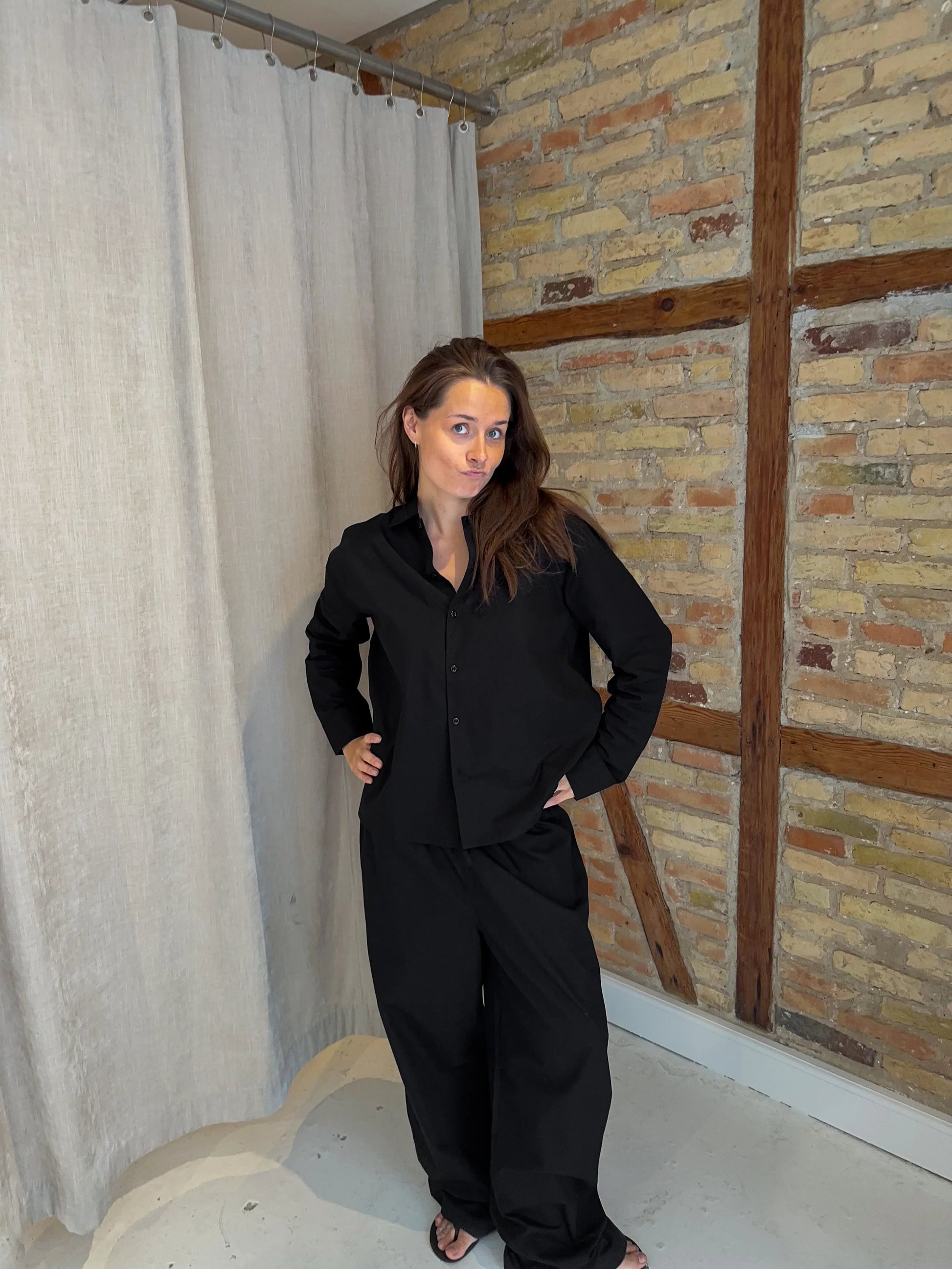 Celine is 168 cm tall and wears size M. | black