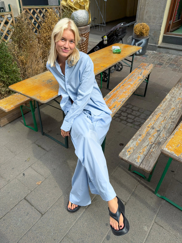 Sofie is 170 cm tall and wears size M. | light blue