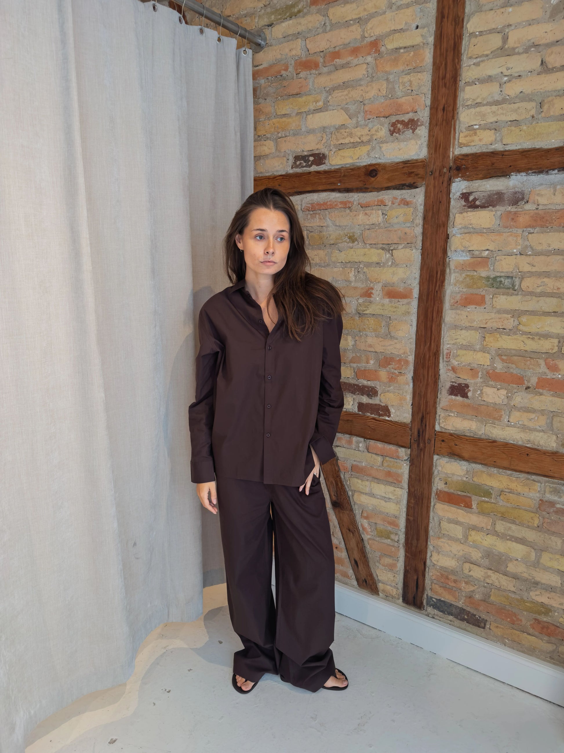 Celine is 168 cm tall and wears size M. | dark brown