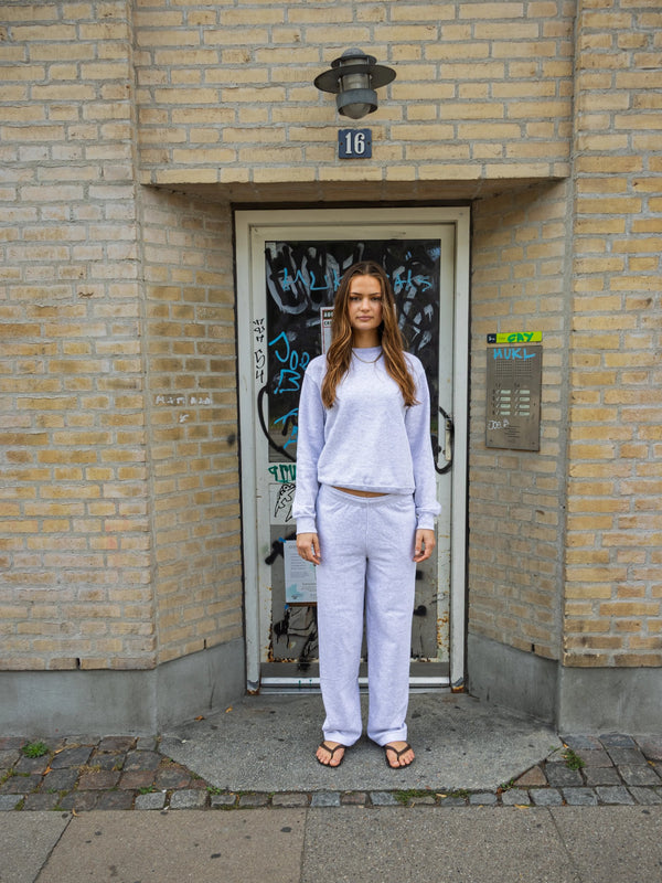 Kajsa is 174 cm tall and wears size S. | grey