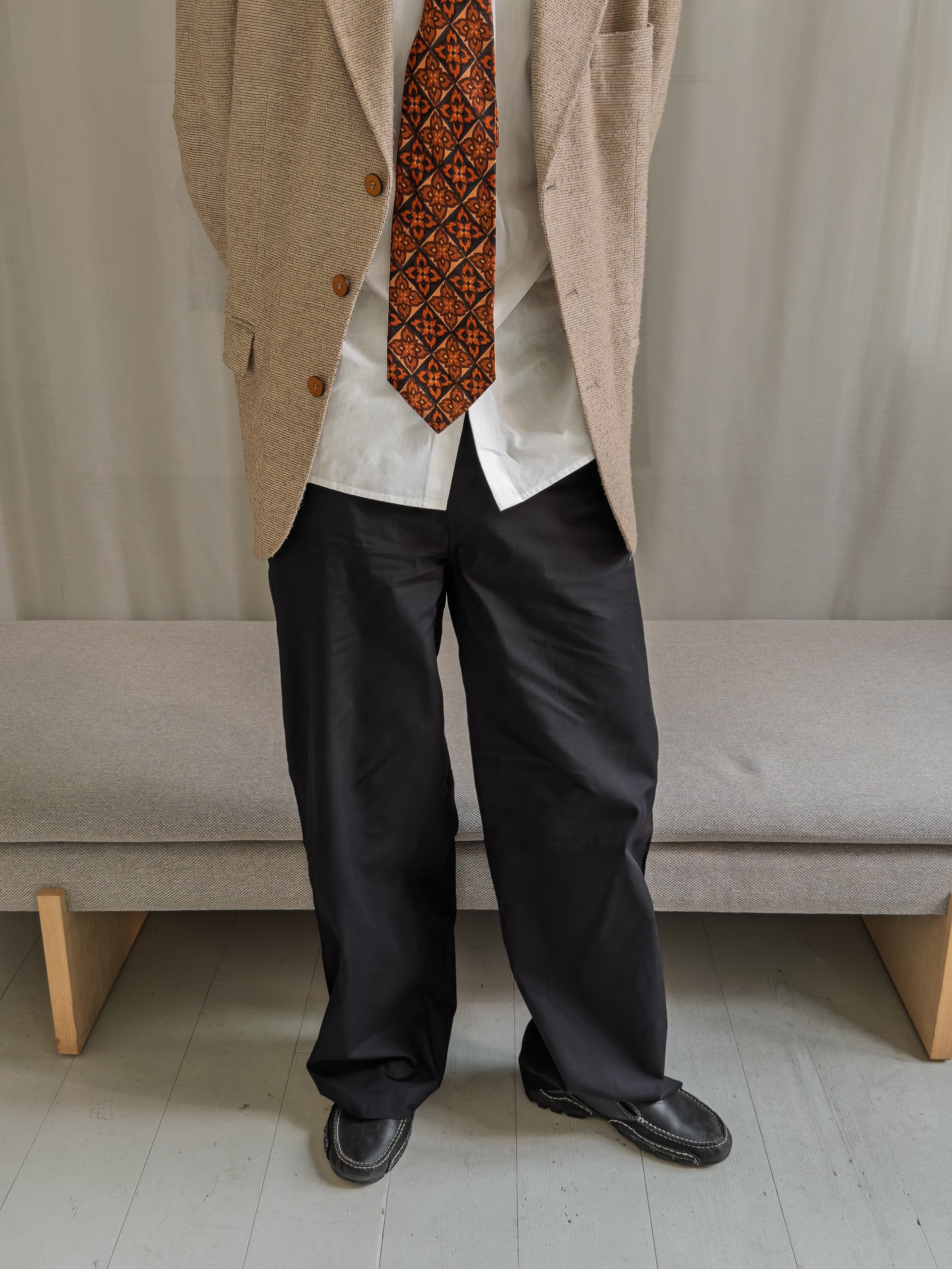 Oliver is 185 cm tall and wears size L. | black