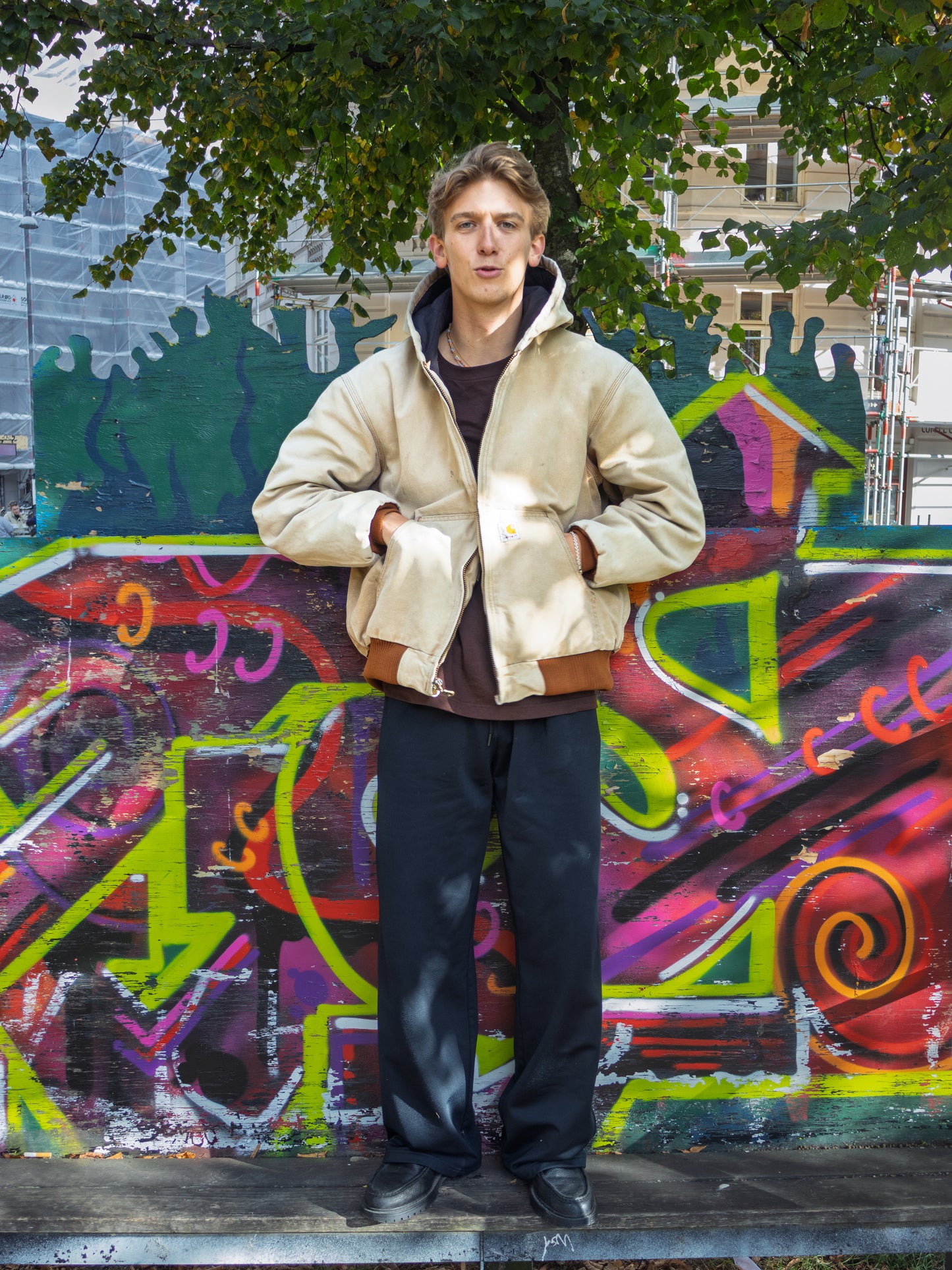 August is 185 cm tall and wears size XL. | black