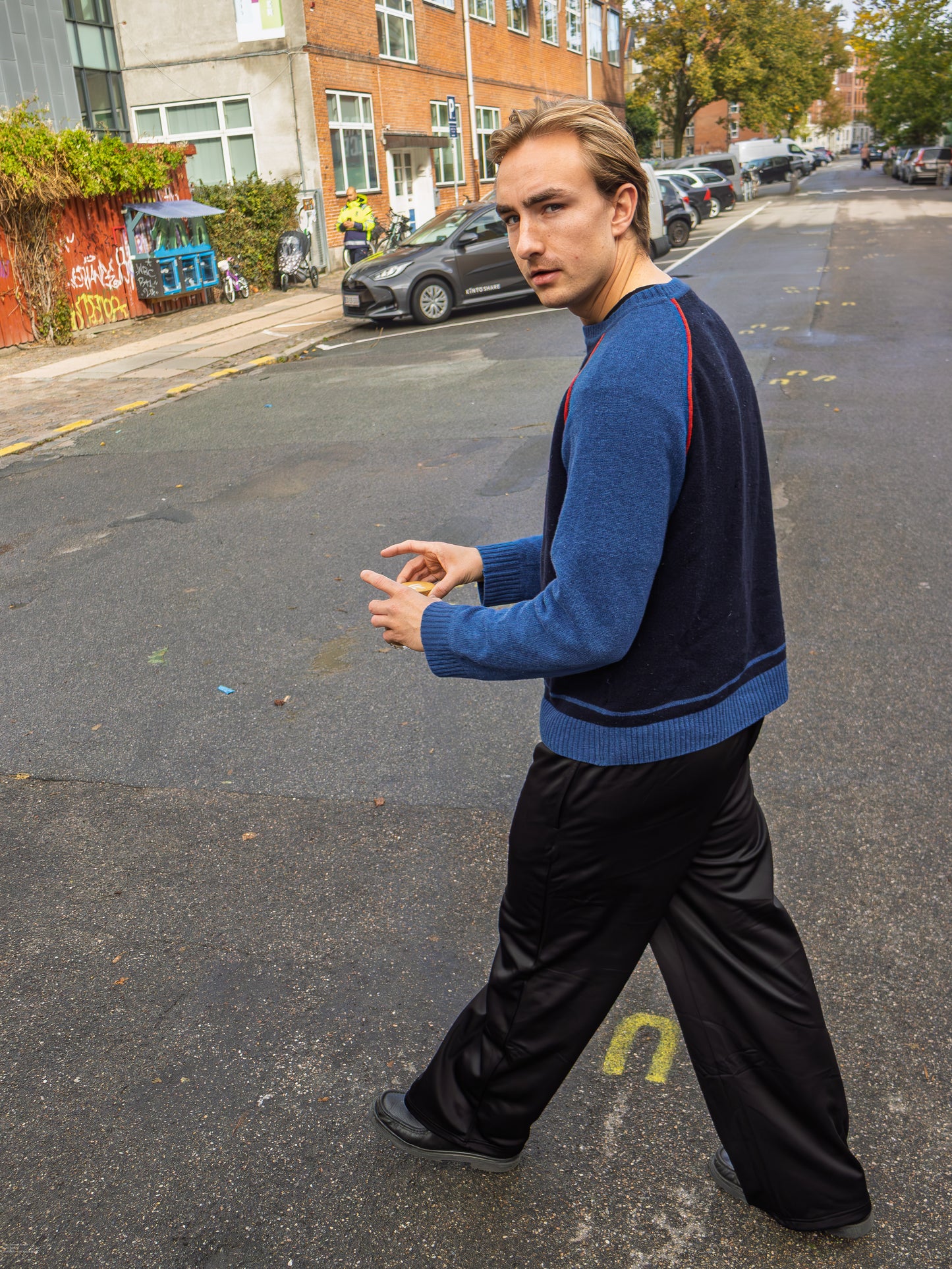 Felix is 195 cm tall and wears size XL. | black