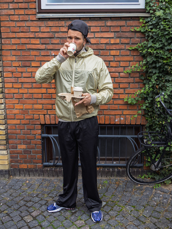Andreas is 188 cm tall and wears size L. | black