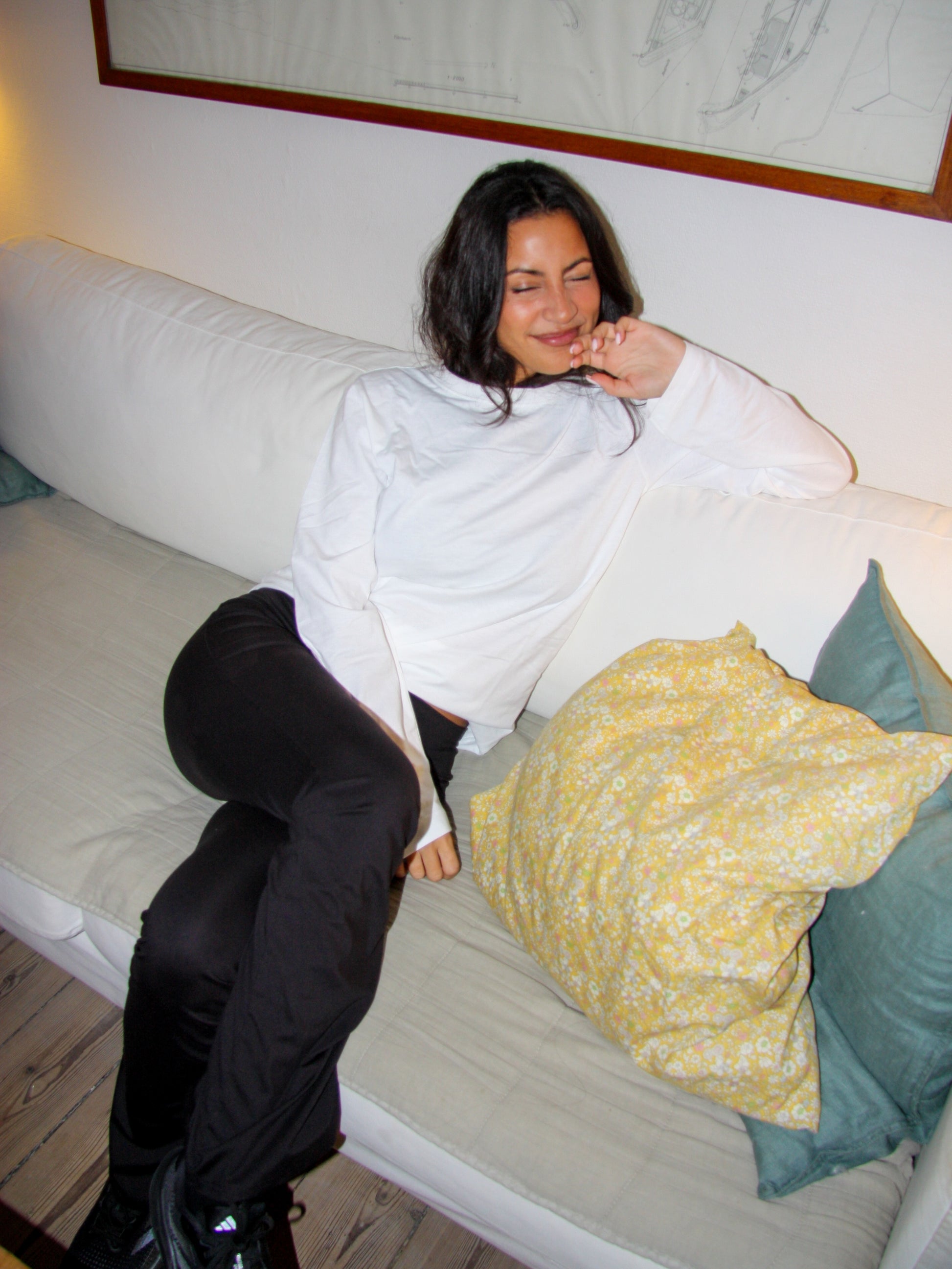 Sofie is 165 cm tall and wears size S. | white