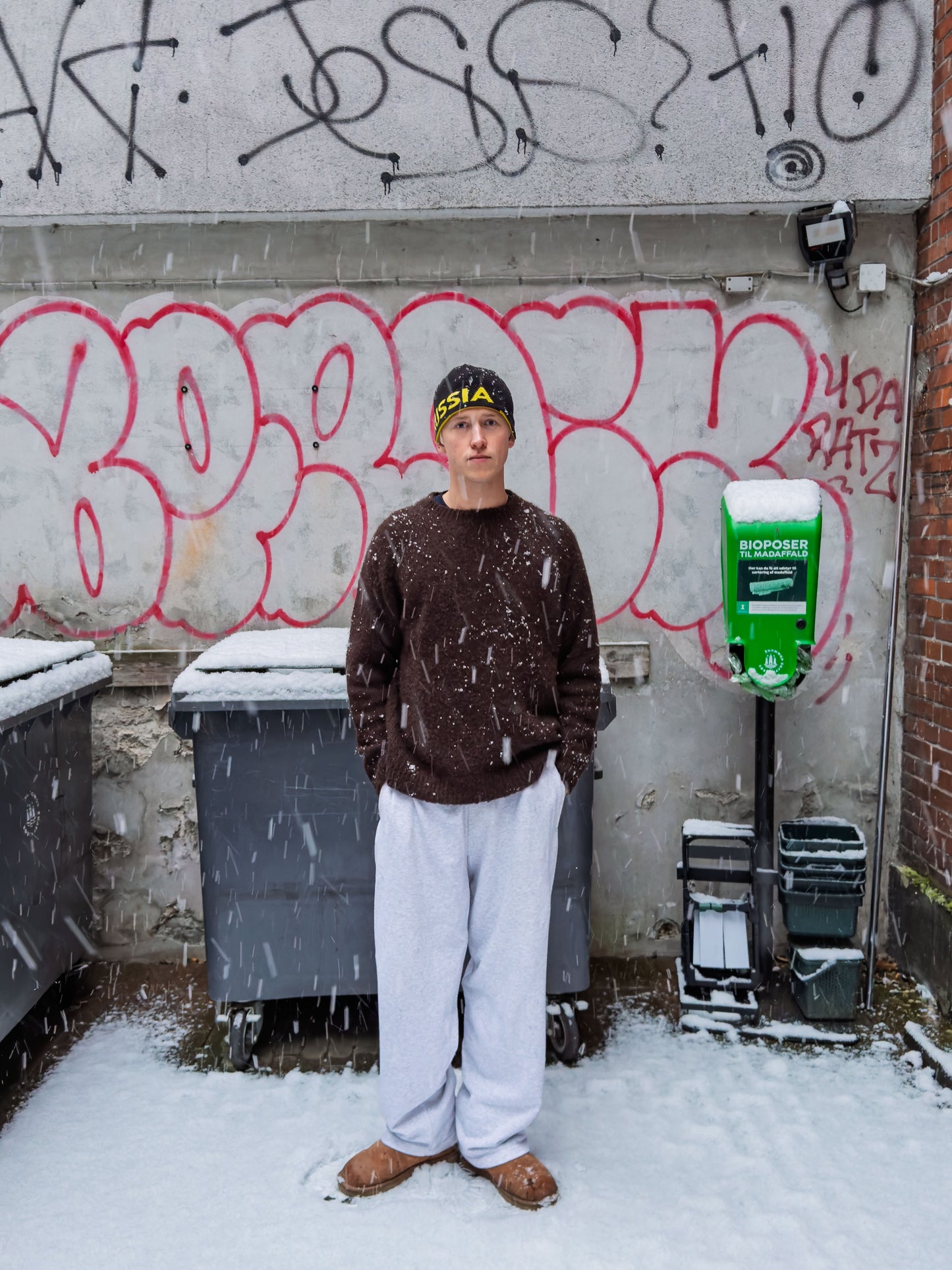 Peter is 188 cm tall and wears size XL. | grey