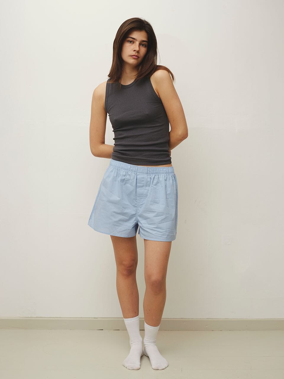 Laura is 180 cm tall and wears size XS. | dark grey