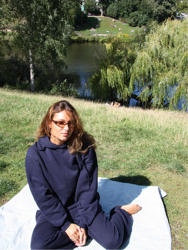 Anna is 174 cm long and wears size M in both sweats and hoodie. 