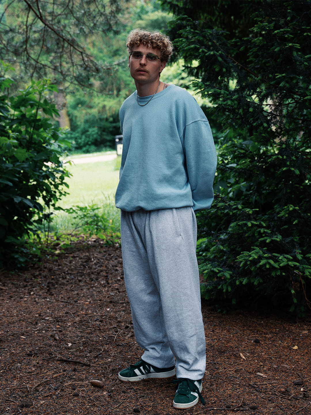 Thomas is 177 cm tall and wears size XL | light blue