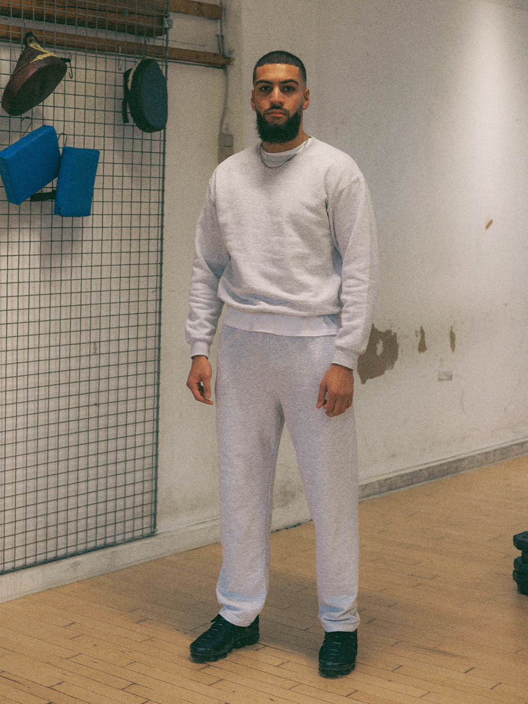 Hamza is 193 cm tall and wears size XL. | grey