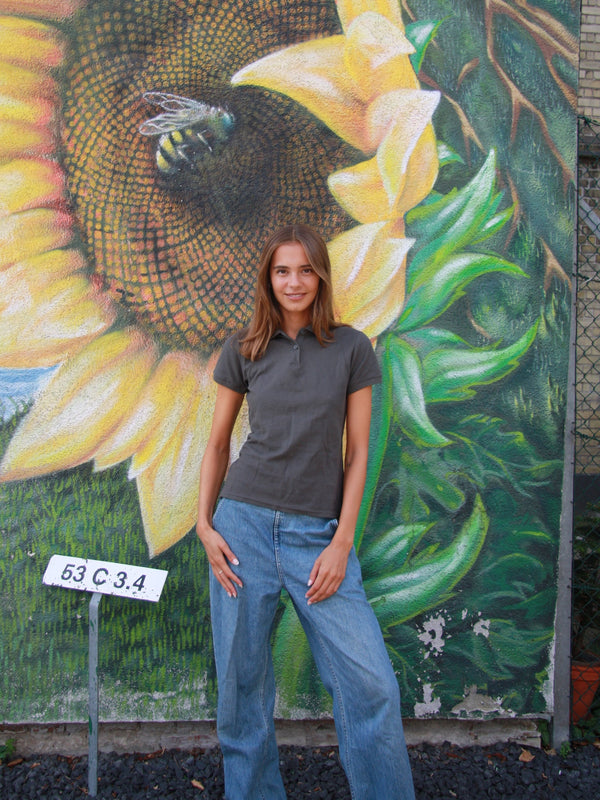 Sarah is 178 cm tall and wears size M. | dark gray
