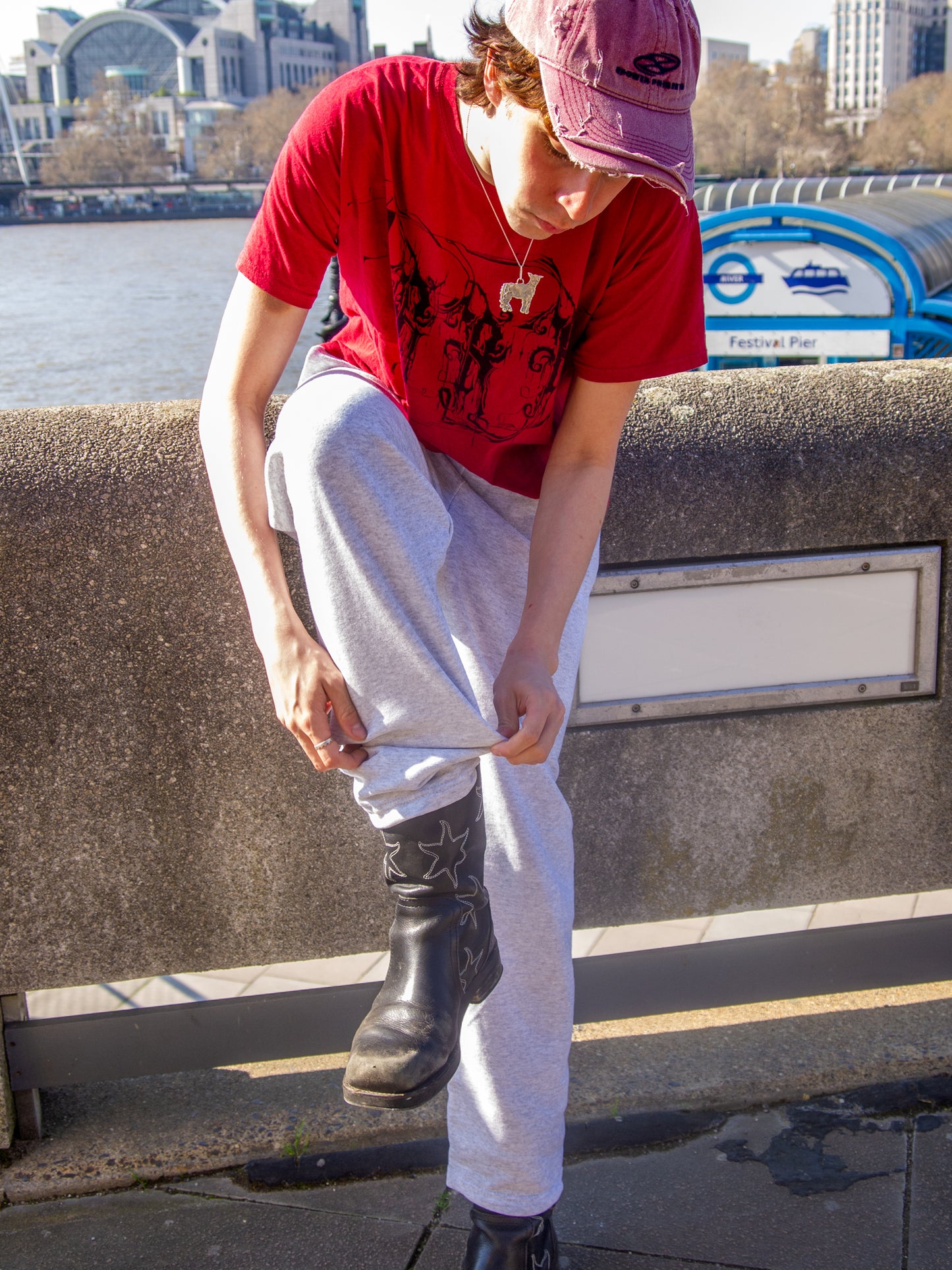 Alex is 190 cm tall and wears size M. | grey