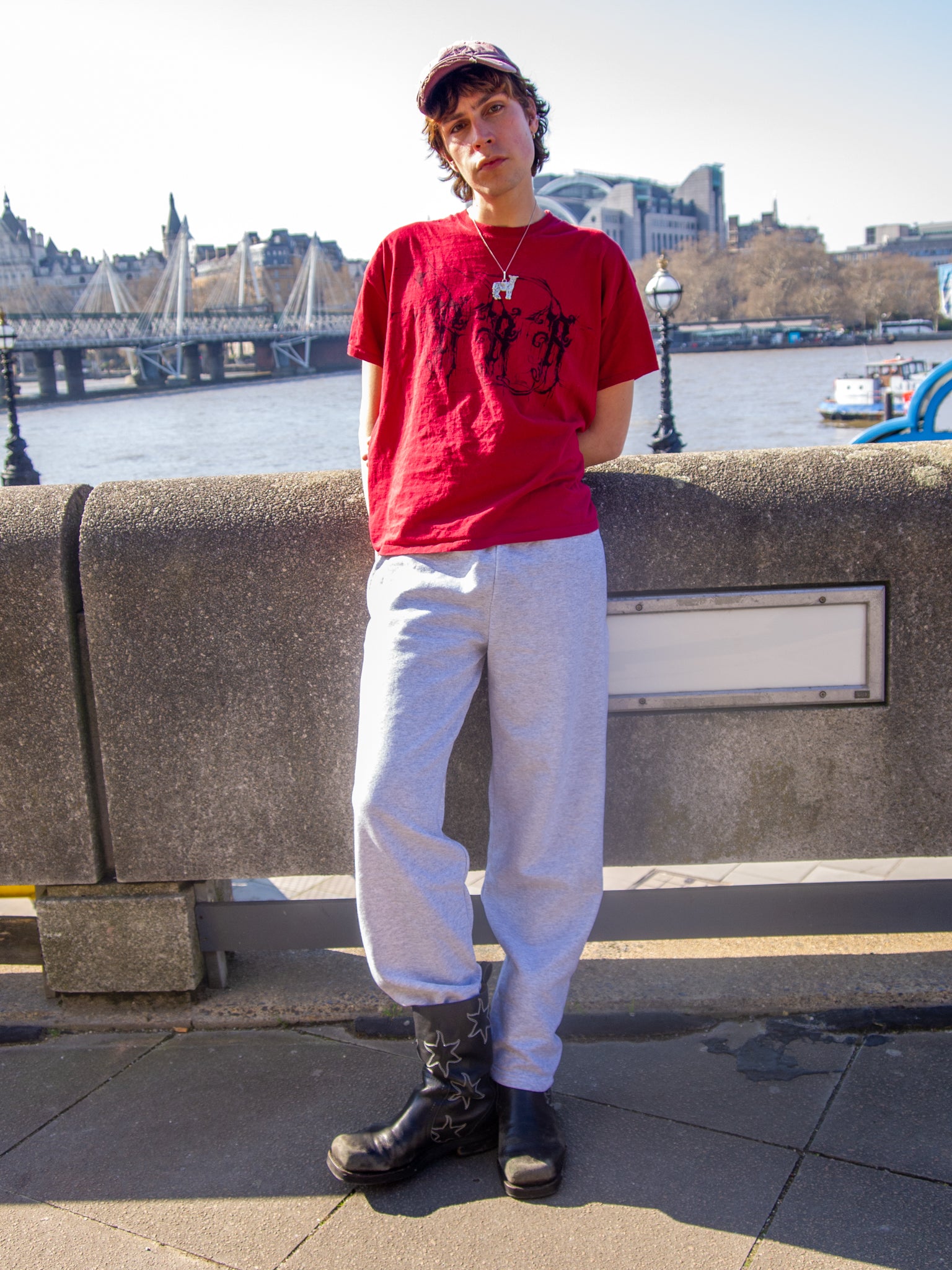 Alex is 190 cm tall and wears size M. | grey