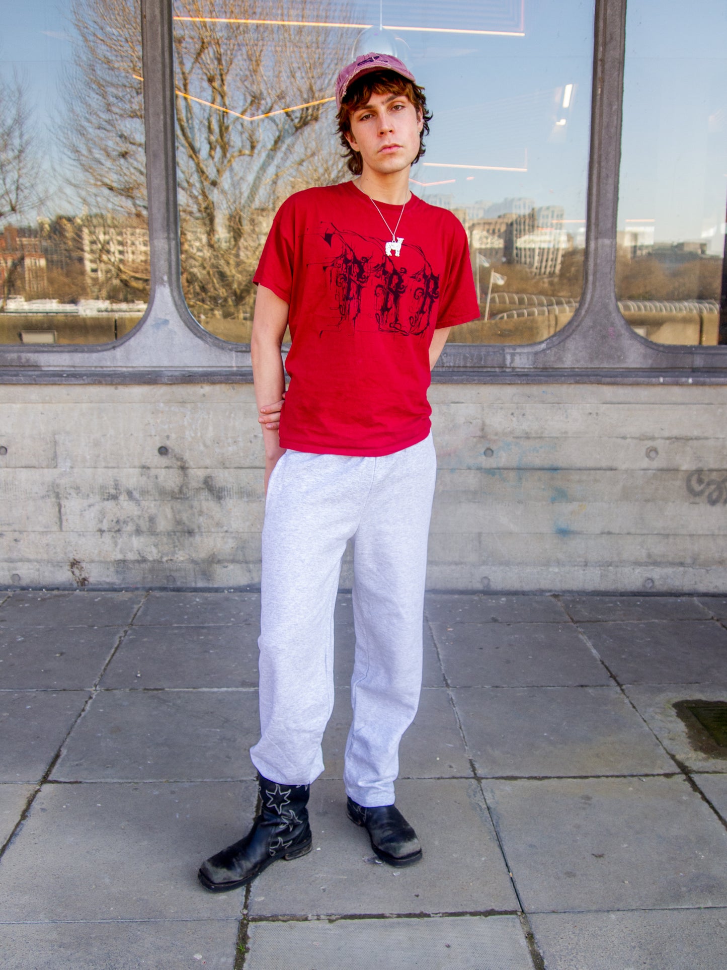 Alex is 190 cm tall and wears size M. | grey