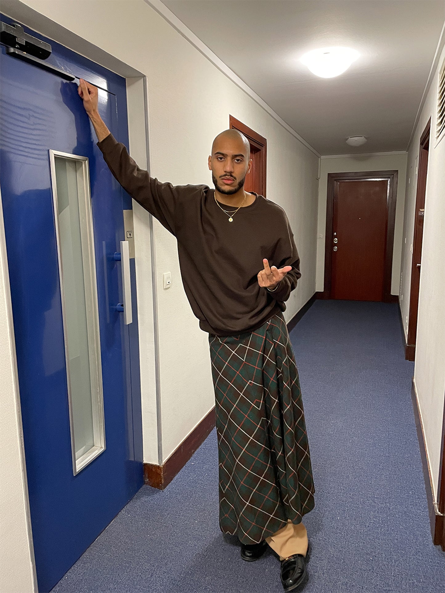 Arthur is 189 cm tall and wears size XL. | dark brown