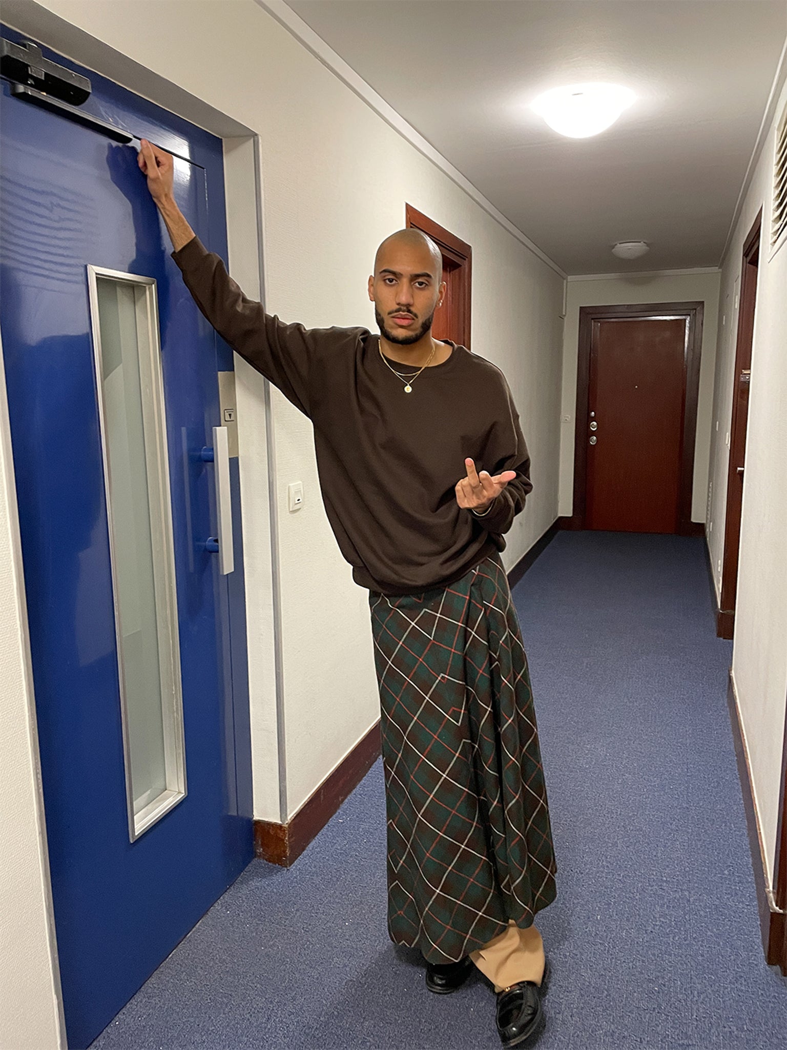 Arthur is 189 cm tall and wears size XL. | dark brown