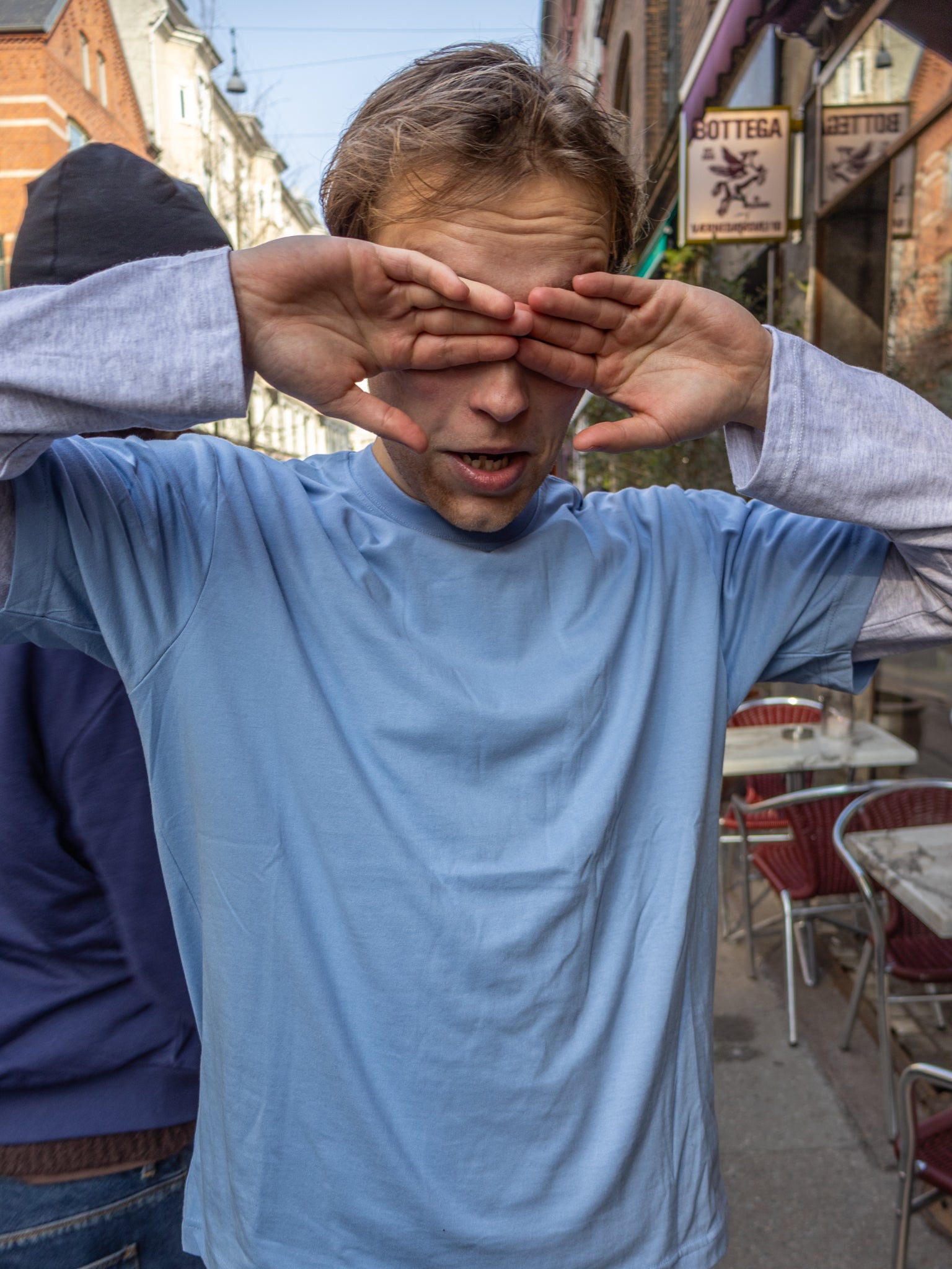 Eliot is 184 cm tall and wears size L. | light blue