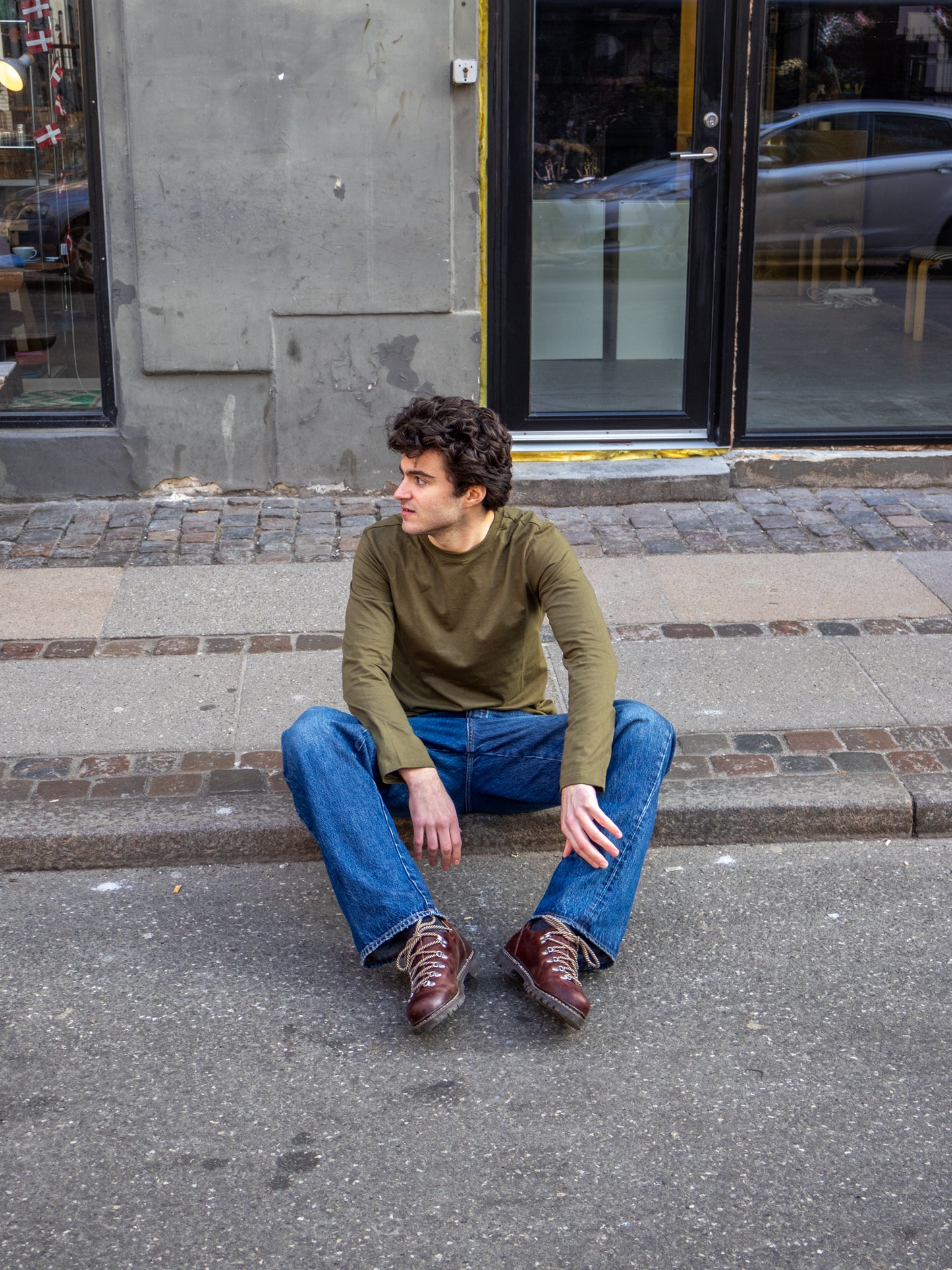 Boris is 183 cm tall and wears size L. | olive green