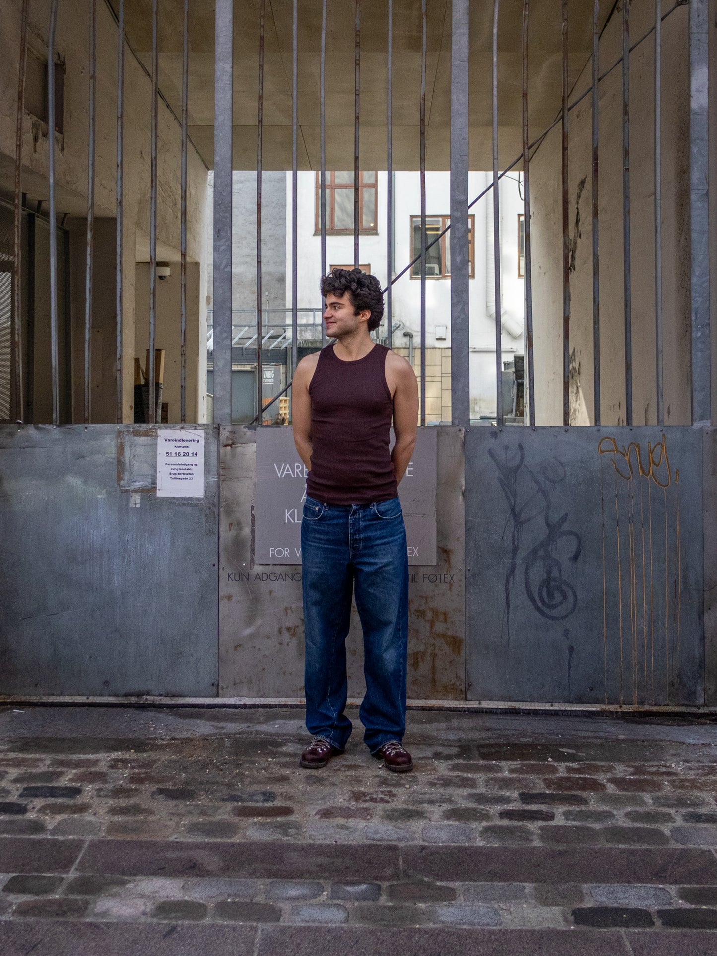 Boris is 183 cm tall and wears size L. | dark brown