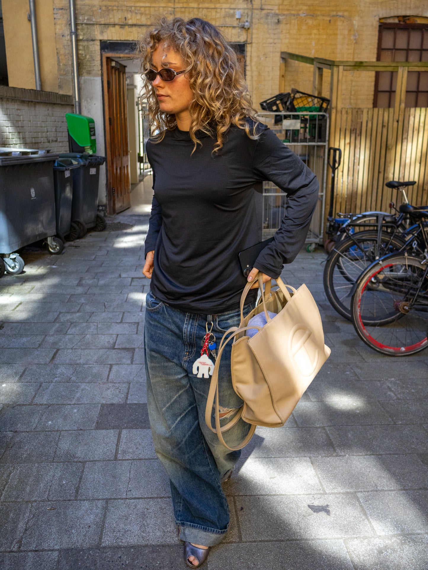 Cecilie is 168 cm tall and wears size S. | black