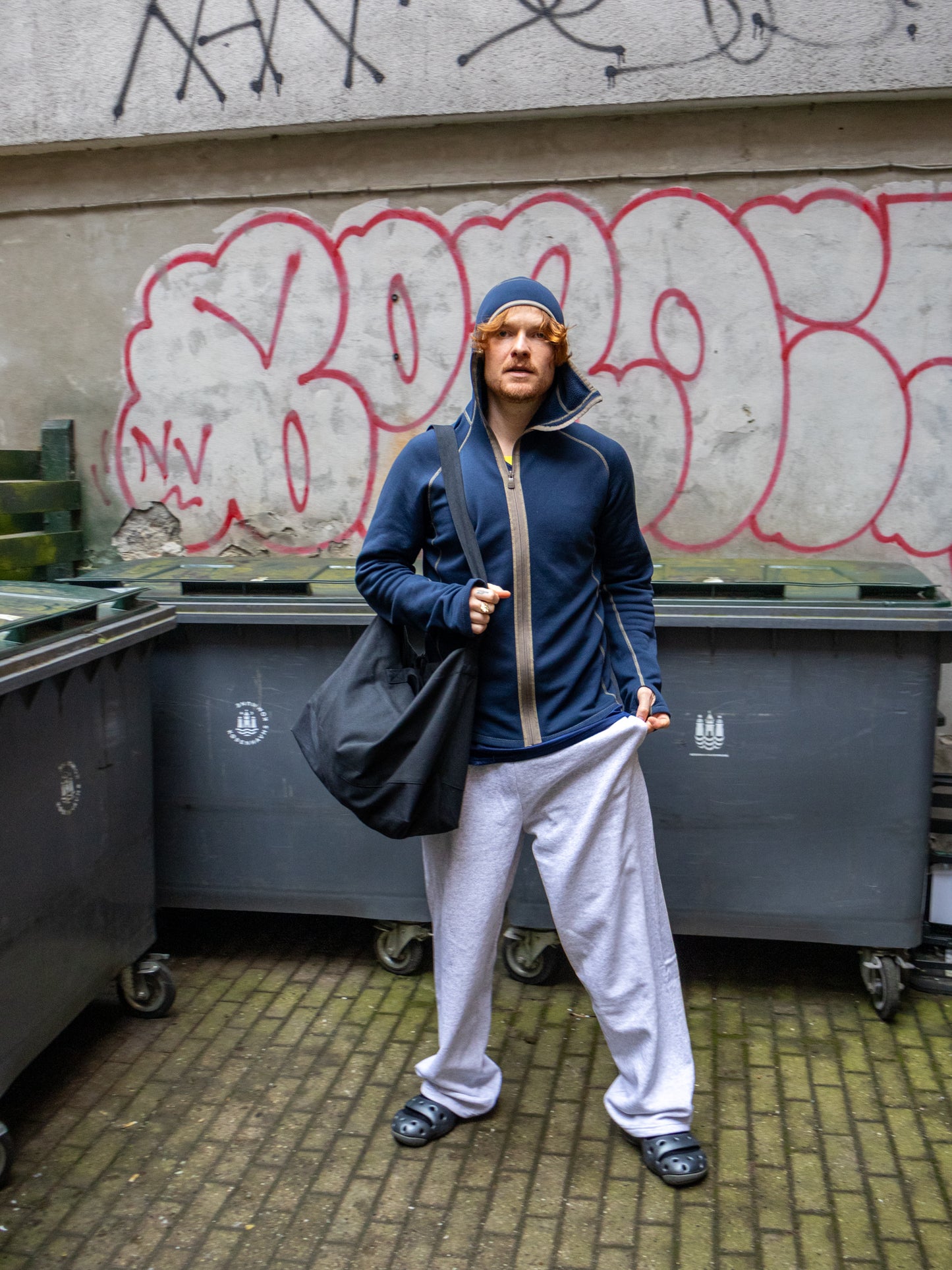 Karl William is 185 cm tall and wears size XL. | grey