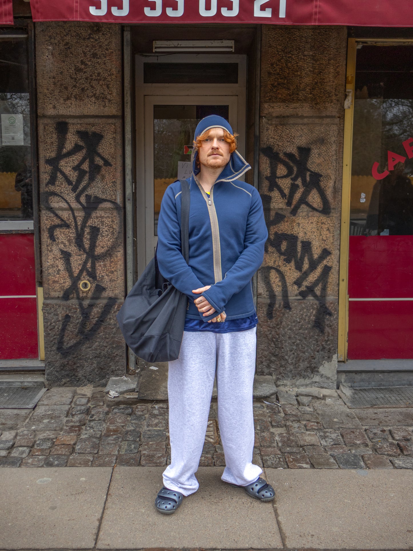 Karl William is 185 cm tall and wears size XL. | grey