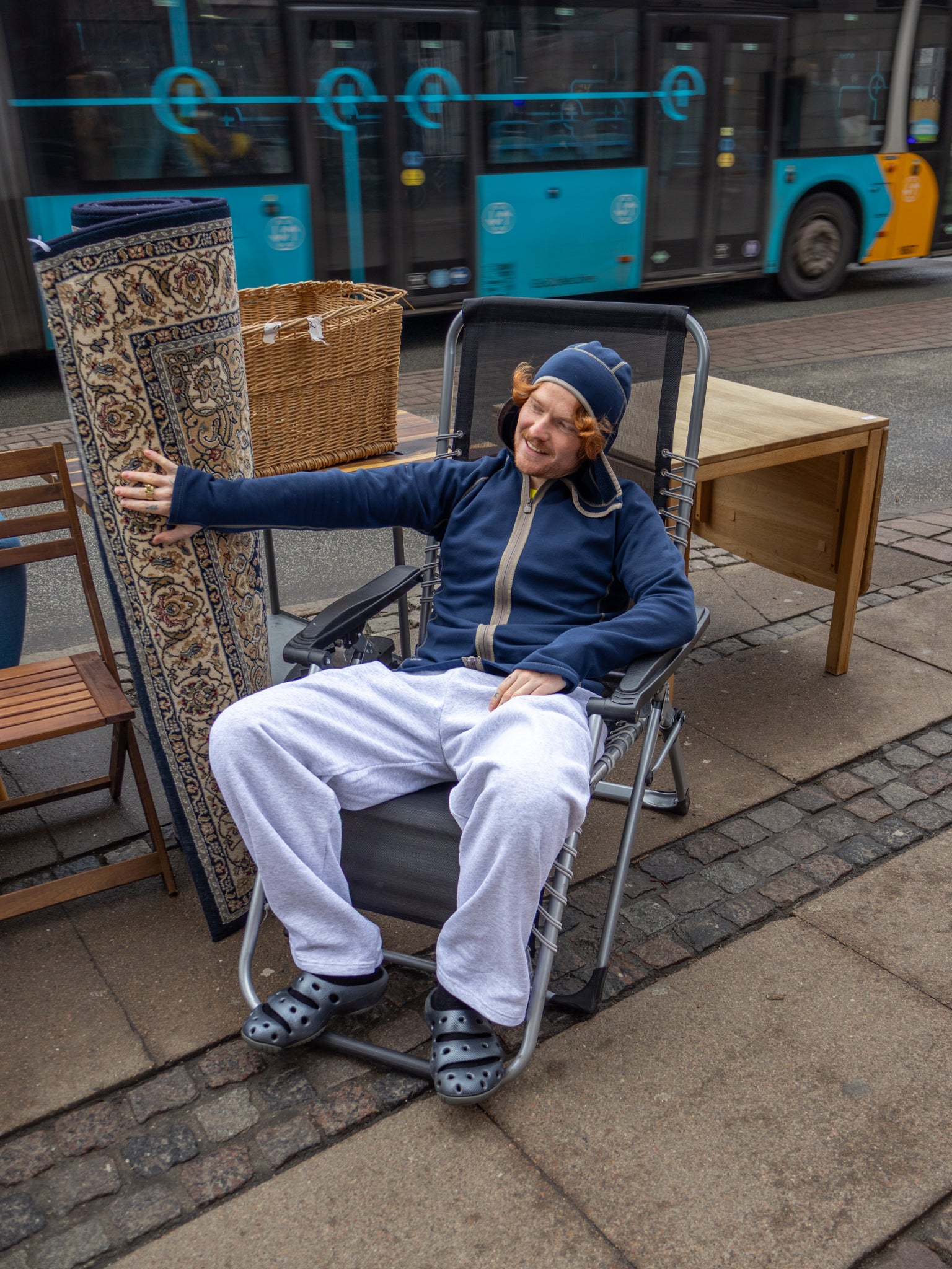 Karl William is 185 cm tall and wears size XL. | grey