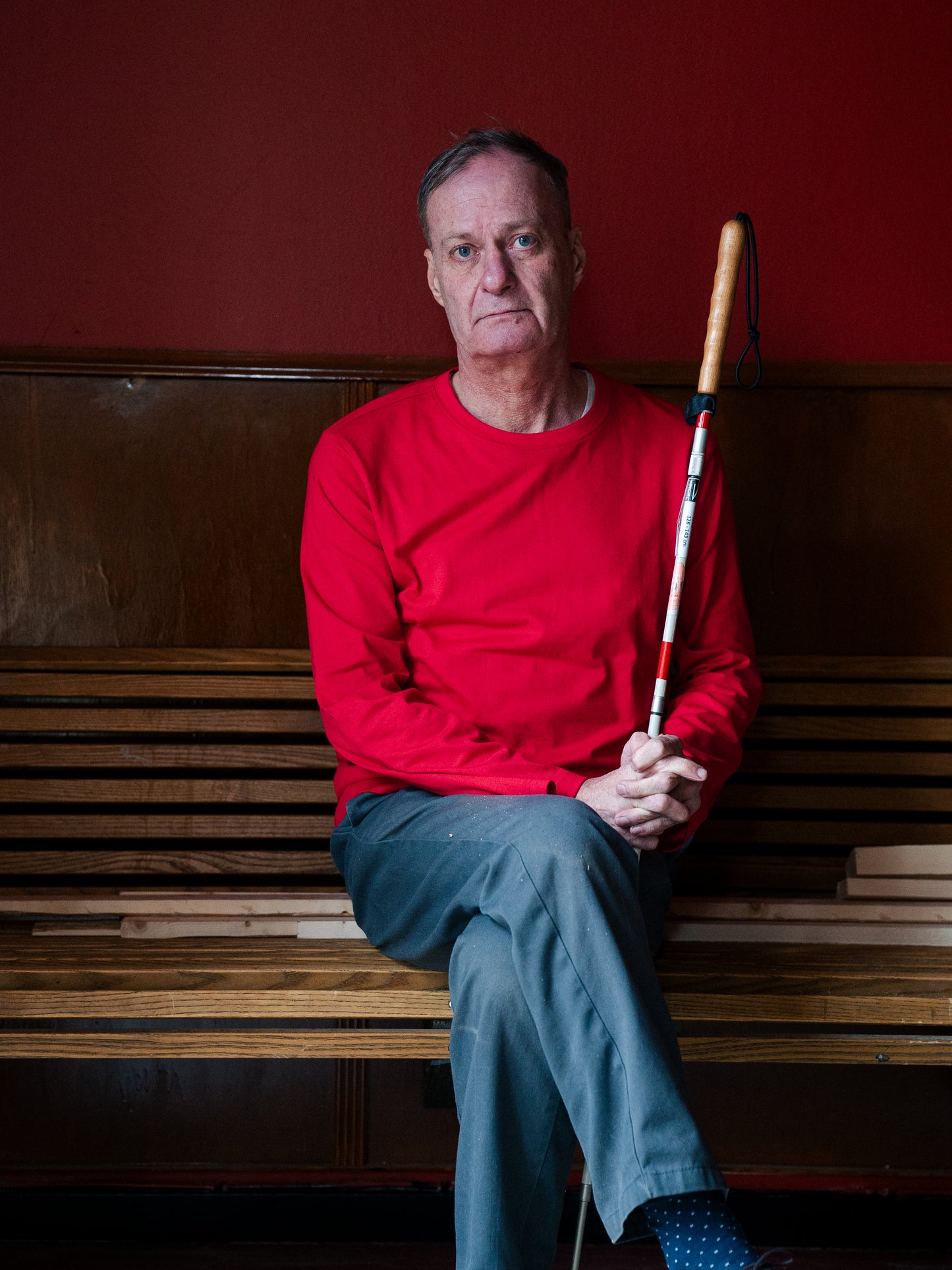 Knud is 183 cm tall and wears size L. | red