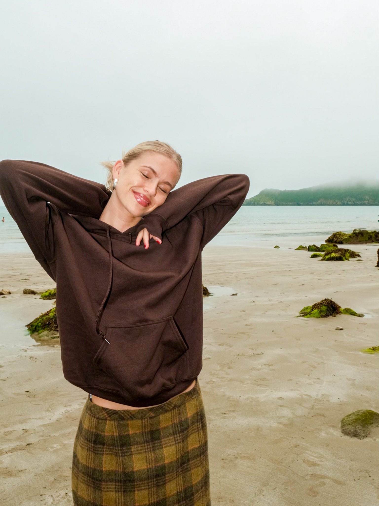 Line is 172 cm tall and wears size M. | dark brown