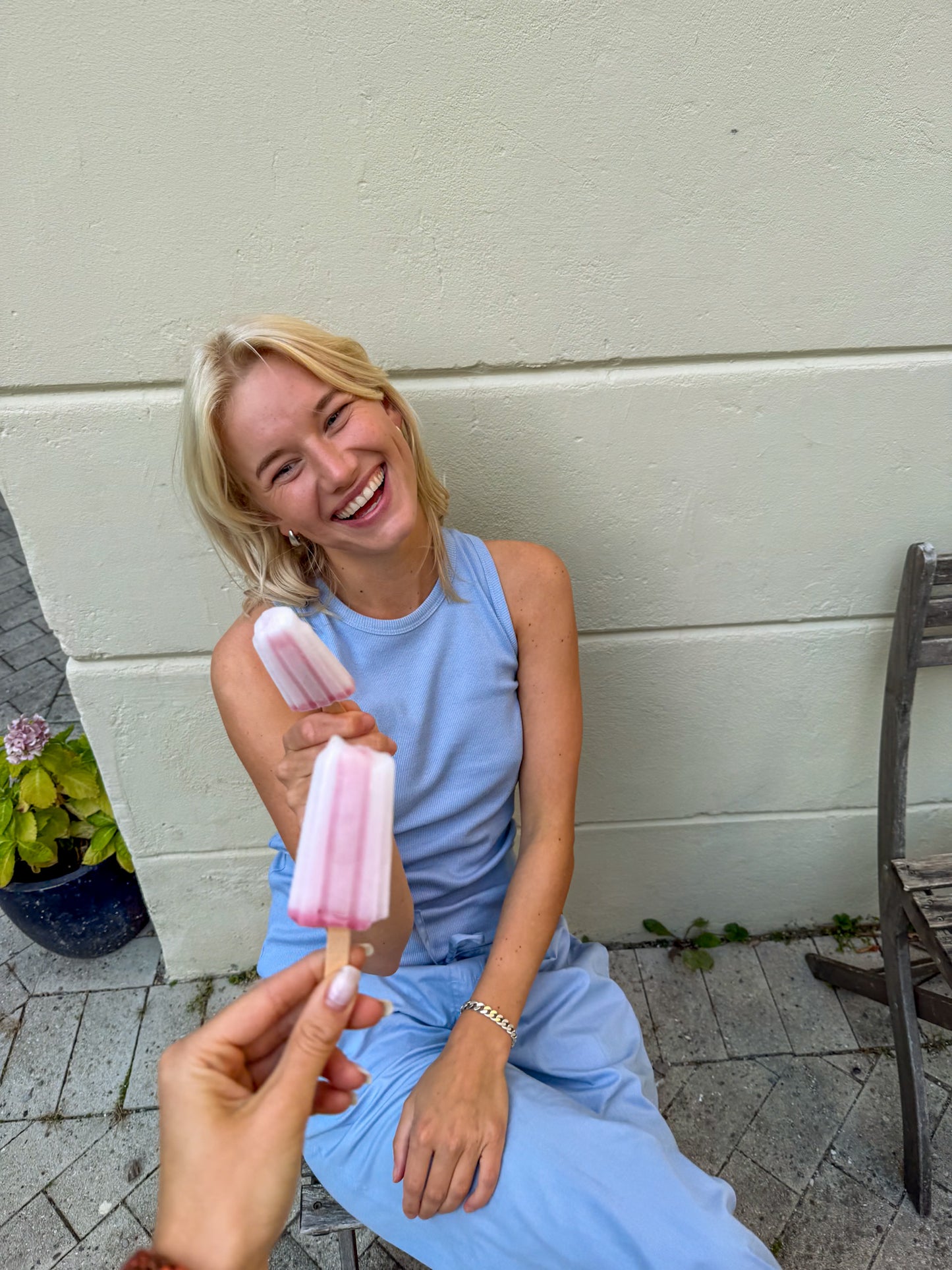 Sofie is 172 cm tall and wears size M. | light blue