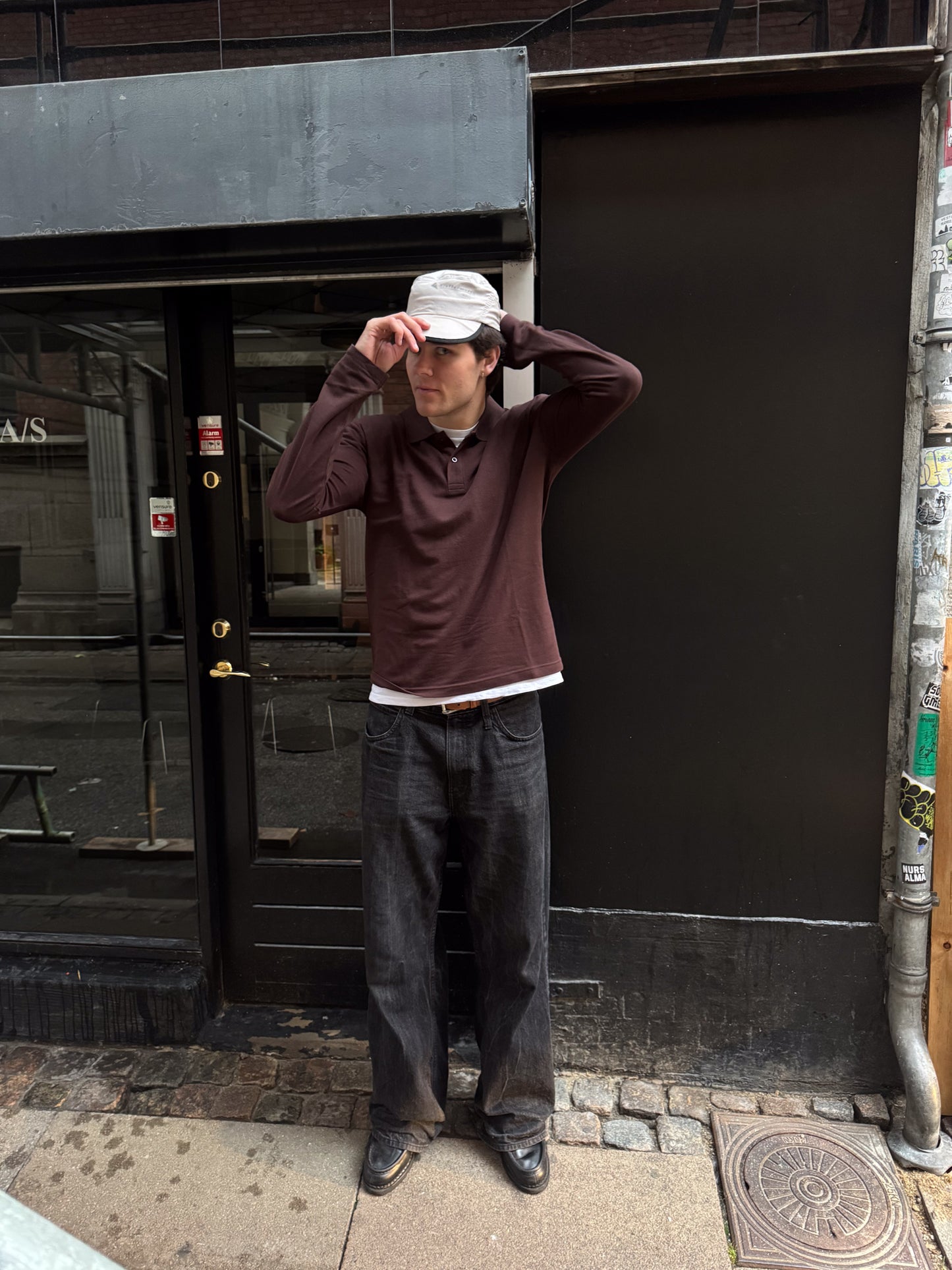 William is 193 cm tall and wears size XL. | dark brown