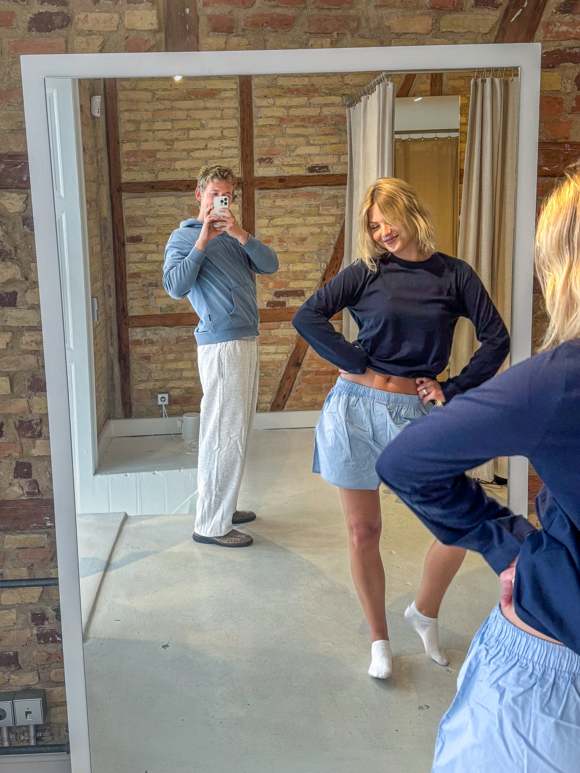 Matilda is 176 cm tall and wears size M-L. | light blue