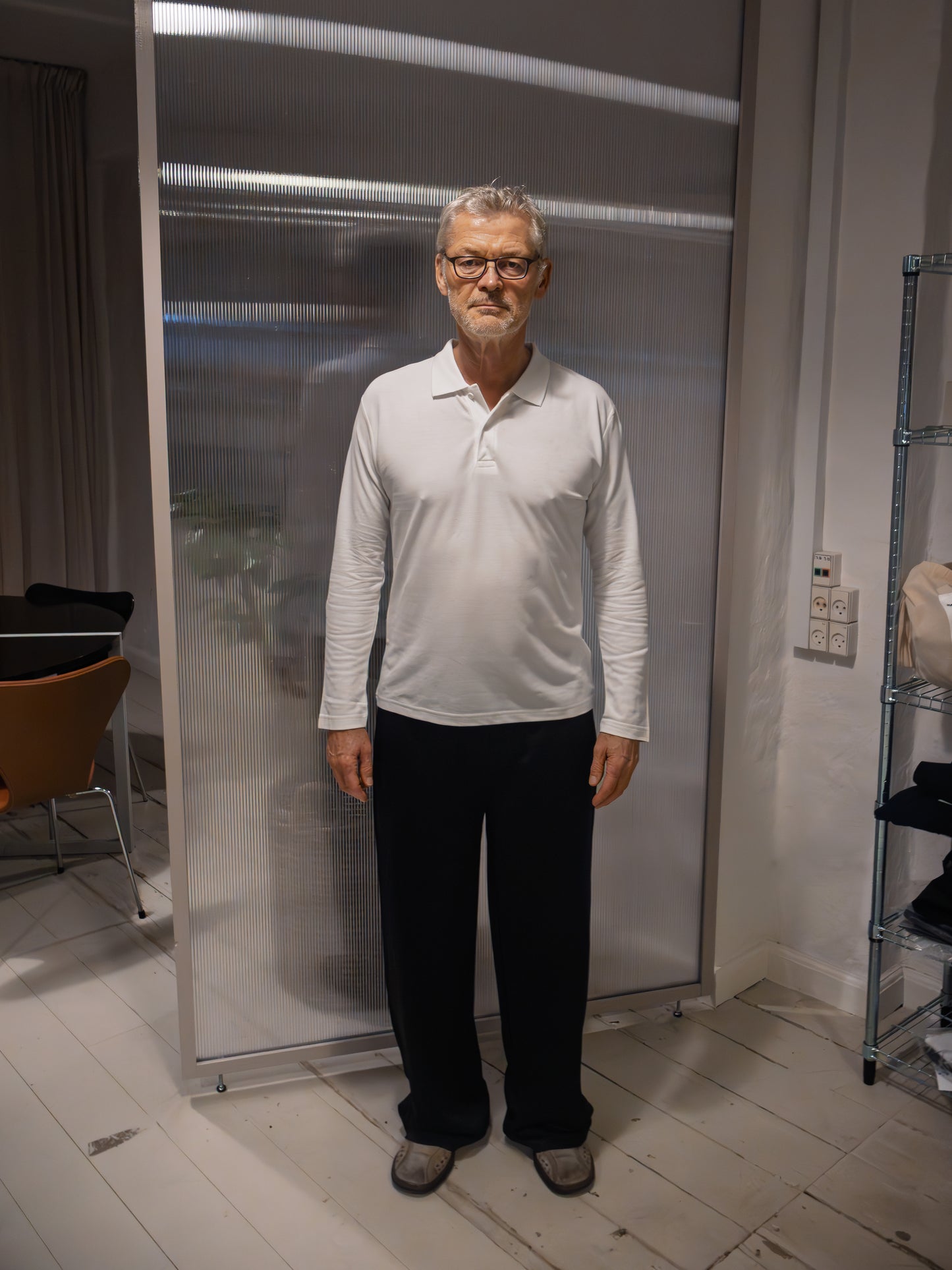 Jens is 186 cm tall and wears size L. | white