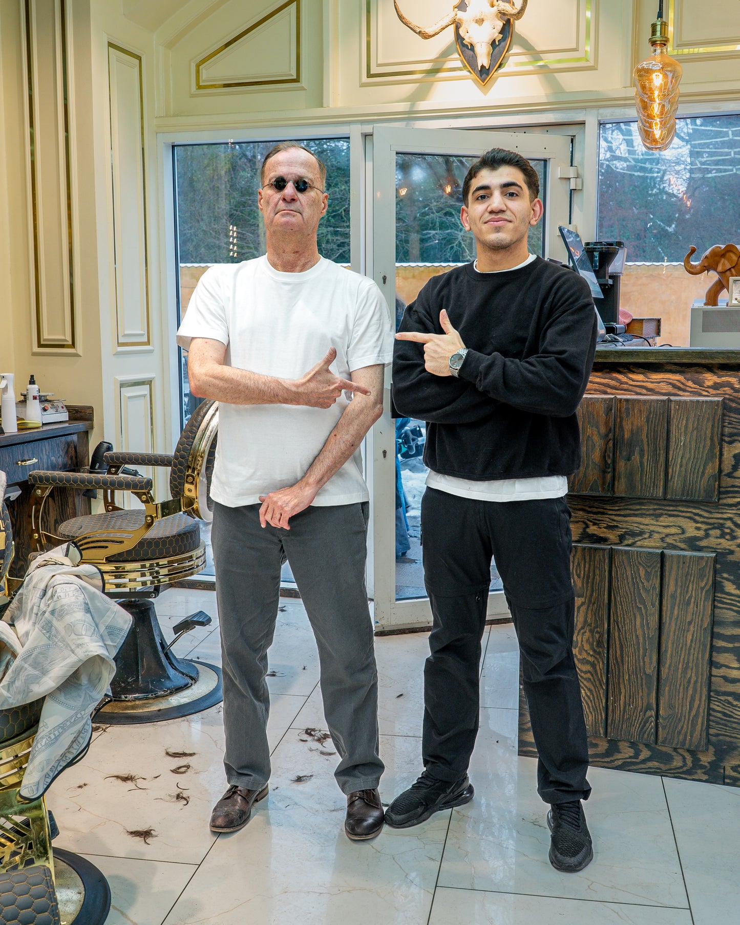 Knud is 183 cm tall and wears size L. | white