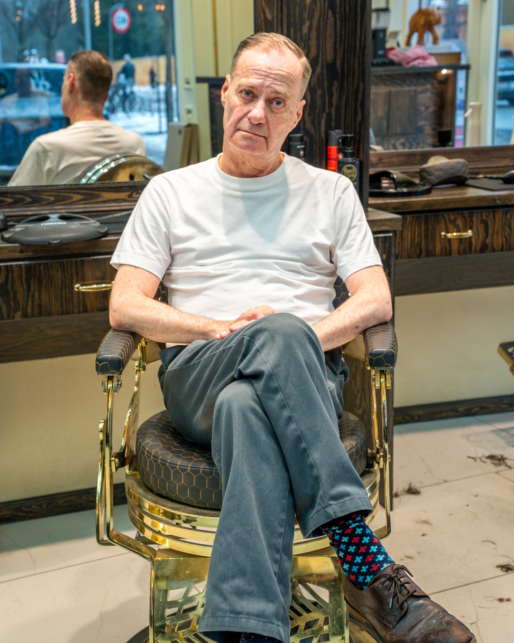 Knud is 183 cm tall and wears size L. | white