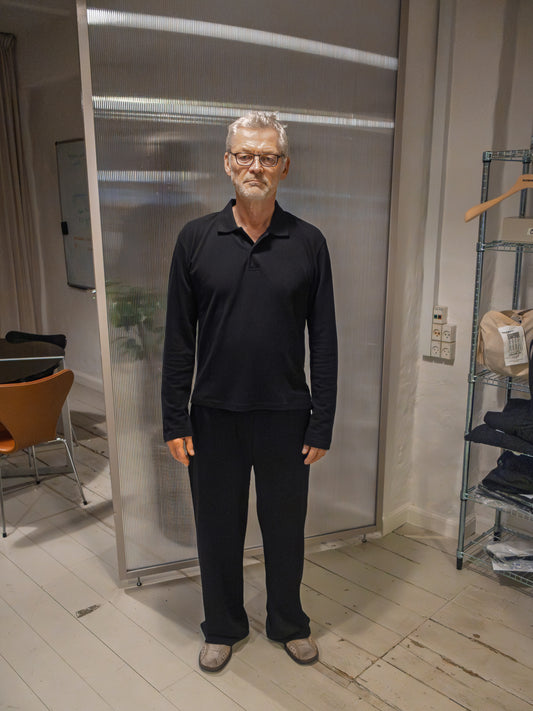 Jens is 186 cm tall and wears size L. 